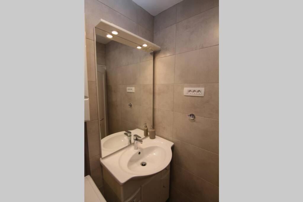 Fast Friend - Cozy Apartment In The Center With Private Garage 里耶卡 外观 照片