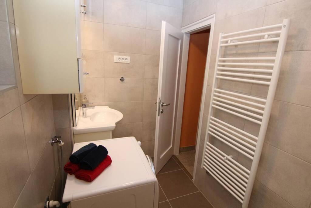 Fast Friend - Cozy Apartment In The Center With Private Garage 里耶卡 外观 照片